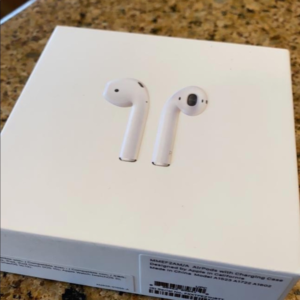 Apple wireless AirPods w cable/recharging case